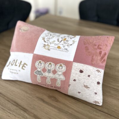 Coussin patchwork réalisé à partir de vêtements, bébés, enfants, être cher