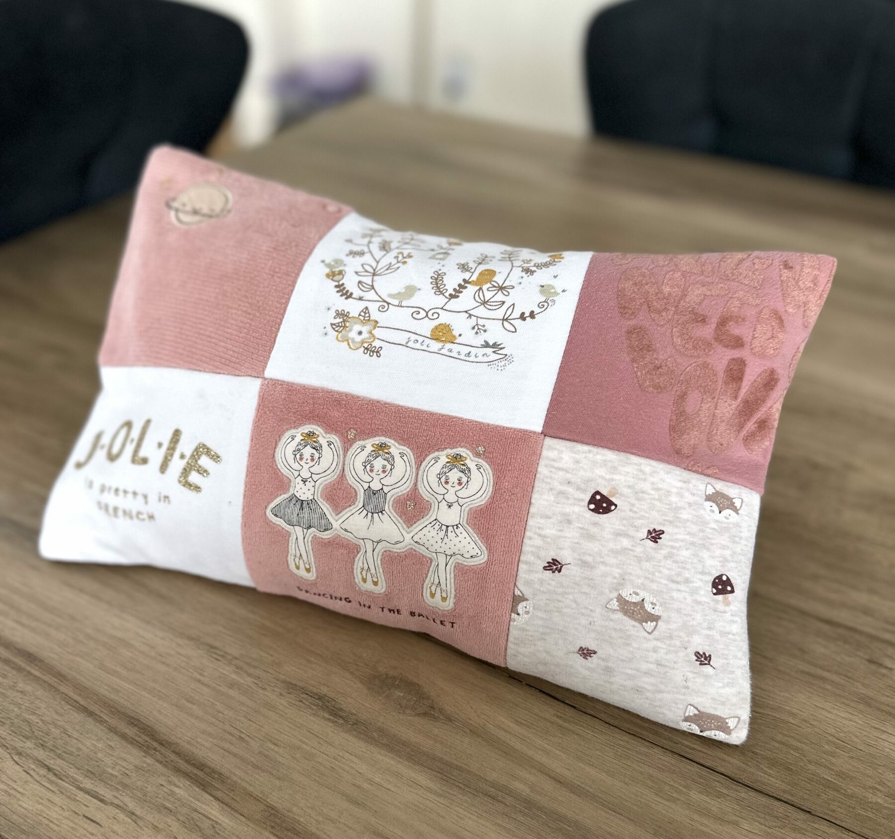 Coussin patchwork réalisé à partir de vêtements, bébés, enfants, être cher