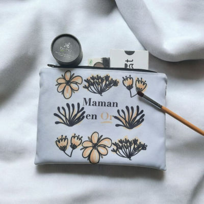 Trousse Plate Imperméable "Maman en Or" – Élégance et Praticité Fait Main