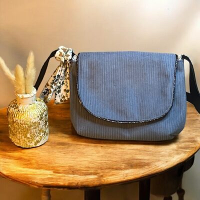 Mini sac "P'tite Poulette" en velours côtelé bleu ciel – L'élégance compacte et pratique