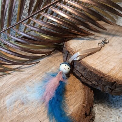 Porte clef / bijou de sac plume rose et bleues