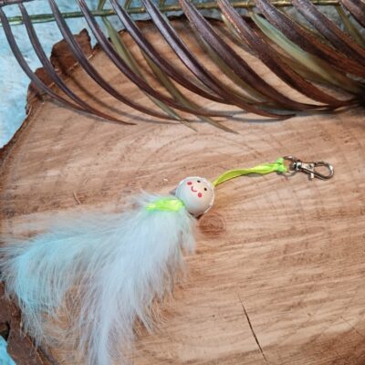 Porte clef / bijou de sac plume blanche et vert clair