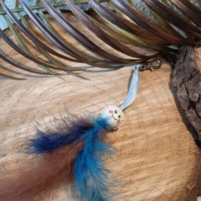 Porte clef / bijou de sac plume bleues et marron