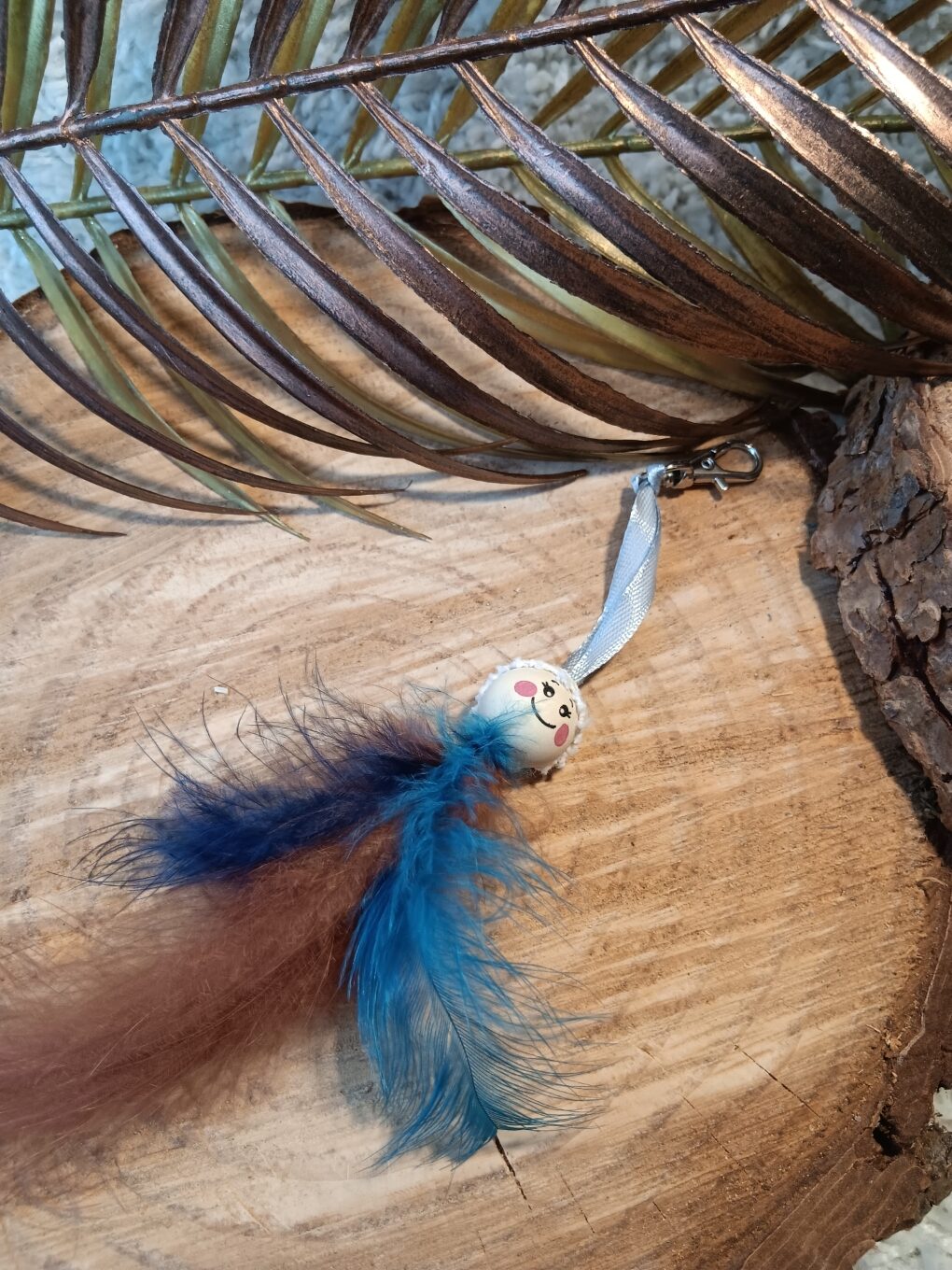 Porte clef / bijou de sac plume bleues et marron