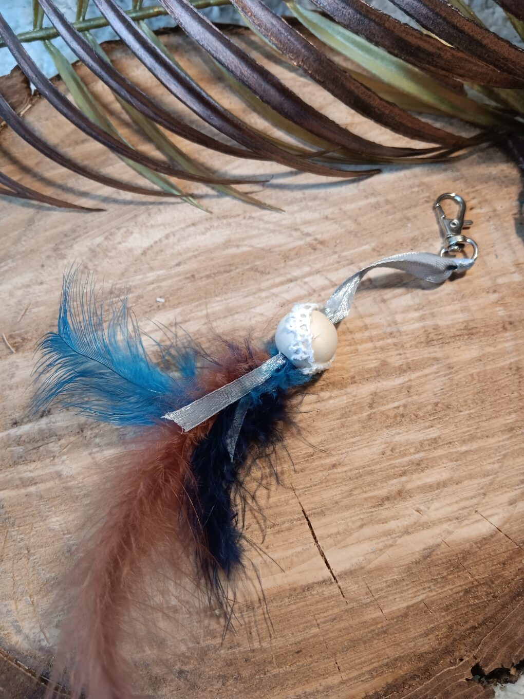 Porte clef / bijou de sac plume bleues et marron – Image 2