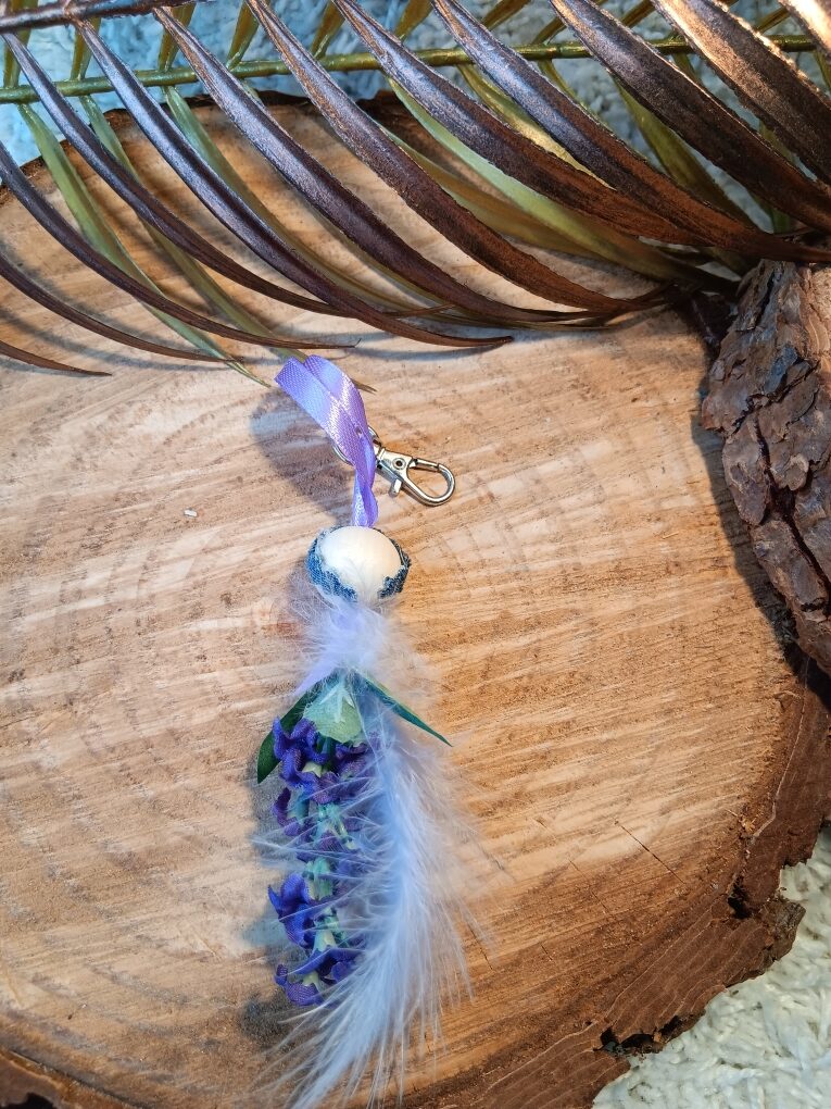 Porte clef / bijou de sac plume et lavande – Image 2