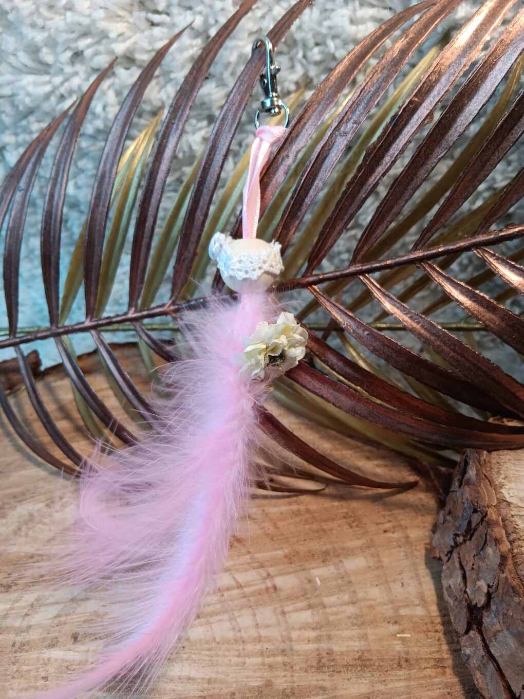 Porte clef / bijou de sac plume et rose – Image 2