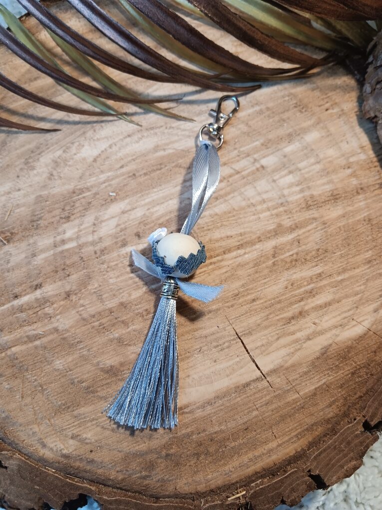 Porte clef / bijou de sac pompon gris argenté – Image 2