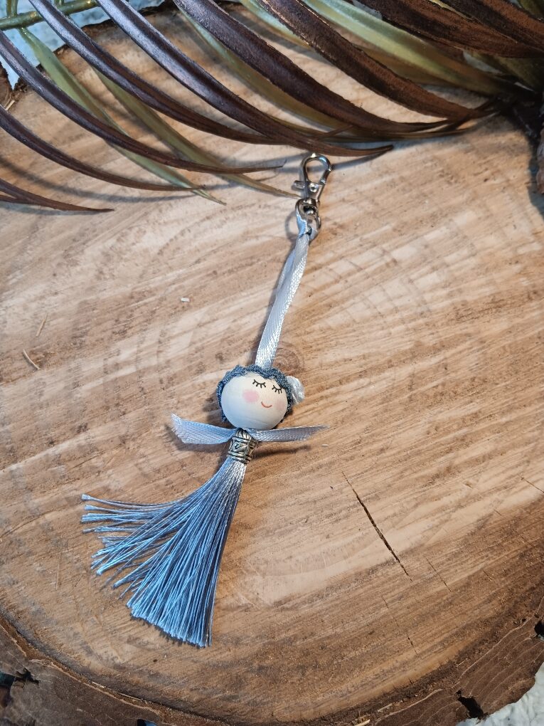 Porte clef / bijou de sac pompon gris argenté