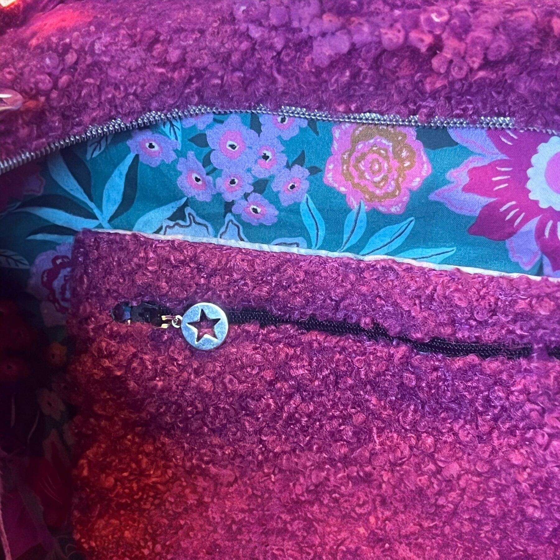 Sac cabas en bouclette rose et anses en cuir – Image 5