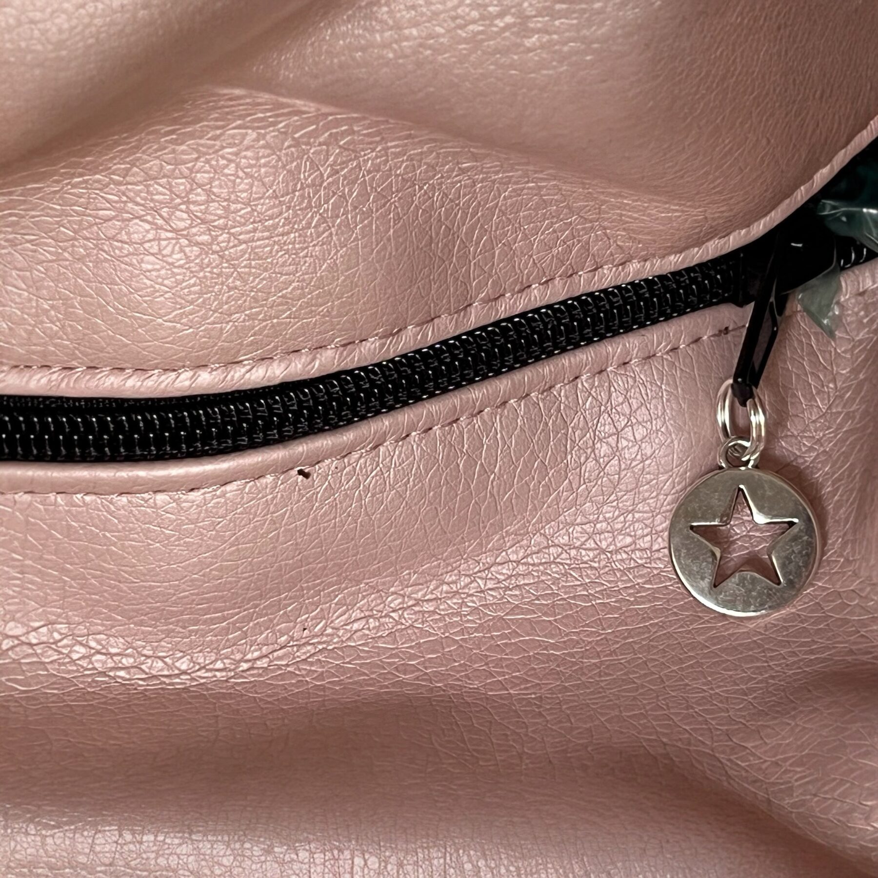 Sac cabas en simili cuir irisé rose poudré et anses en cuir – Image 3