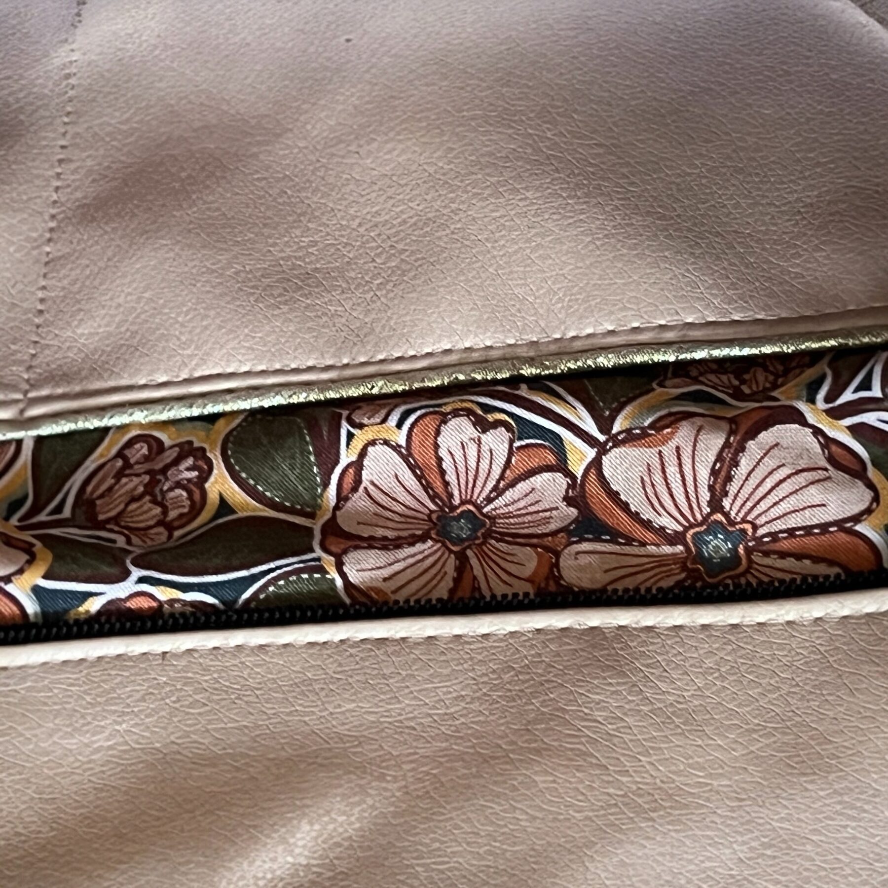 Sac cabas en simili cuir irisé rose poudré et anses en cuir – Image 4