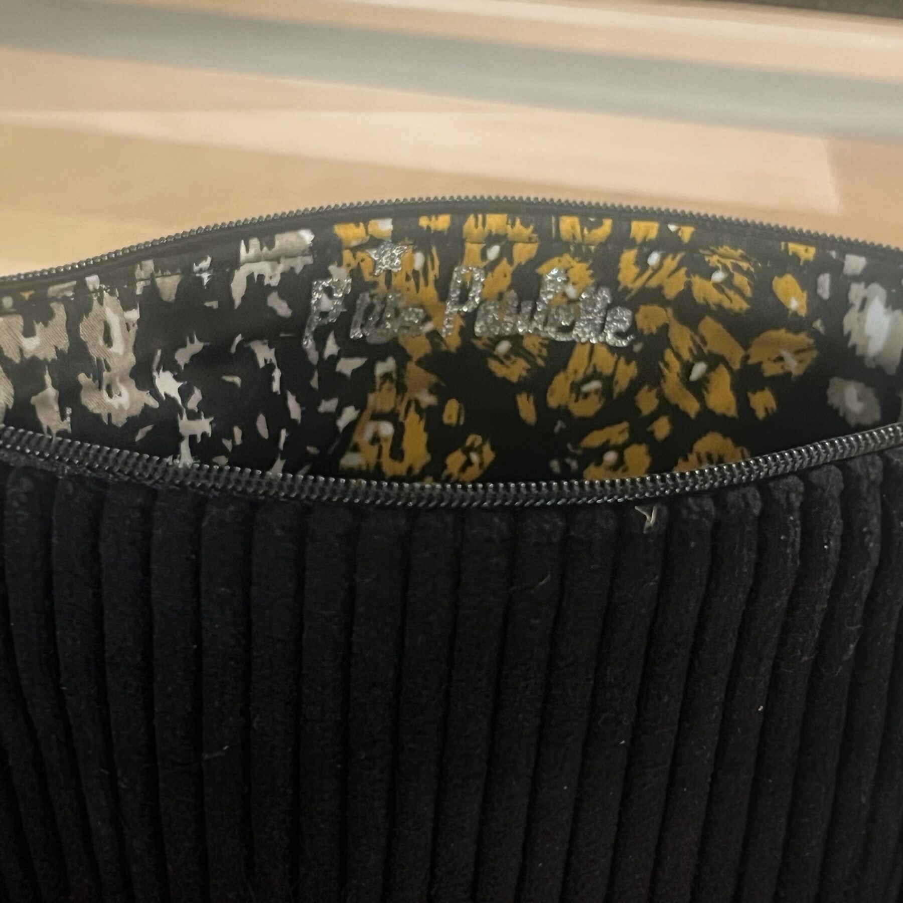 Trousse en velours côtelé noir – Image 3