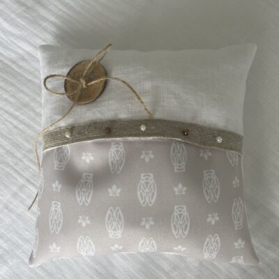 Coussin d'alliances Lin et Cigale Bouton bois