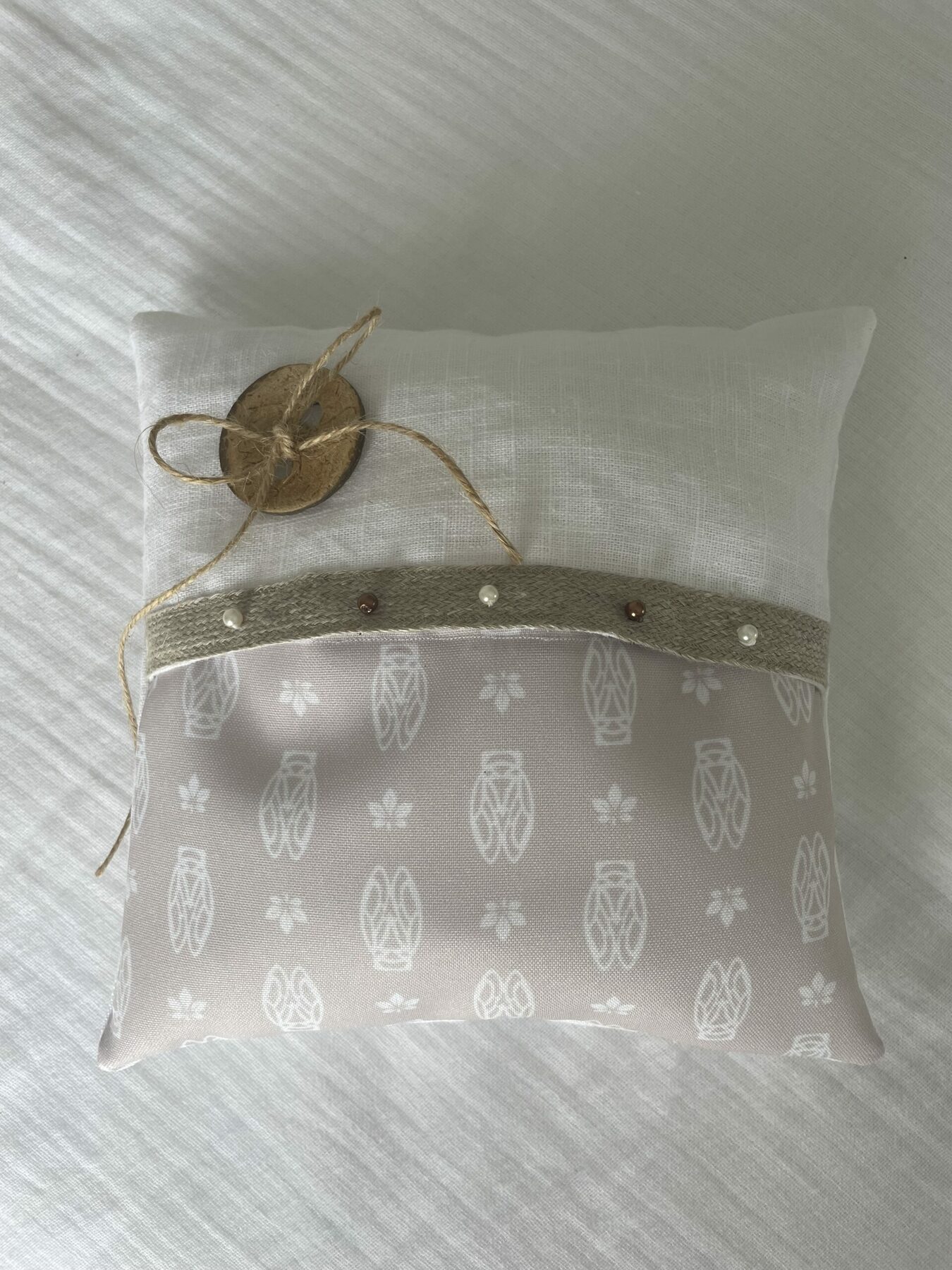 Coussin d'alliances Lin et Cigale Bouton bois