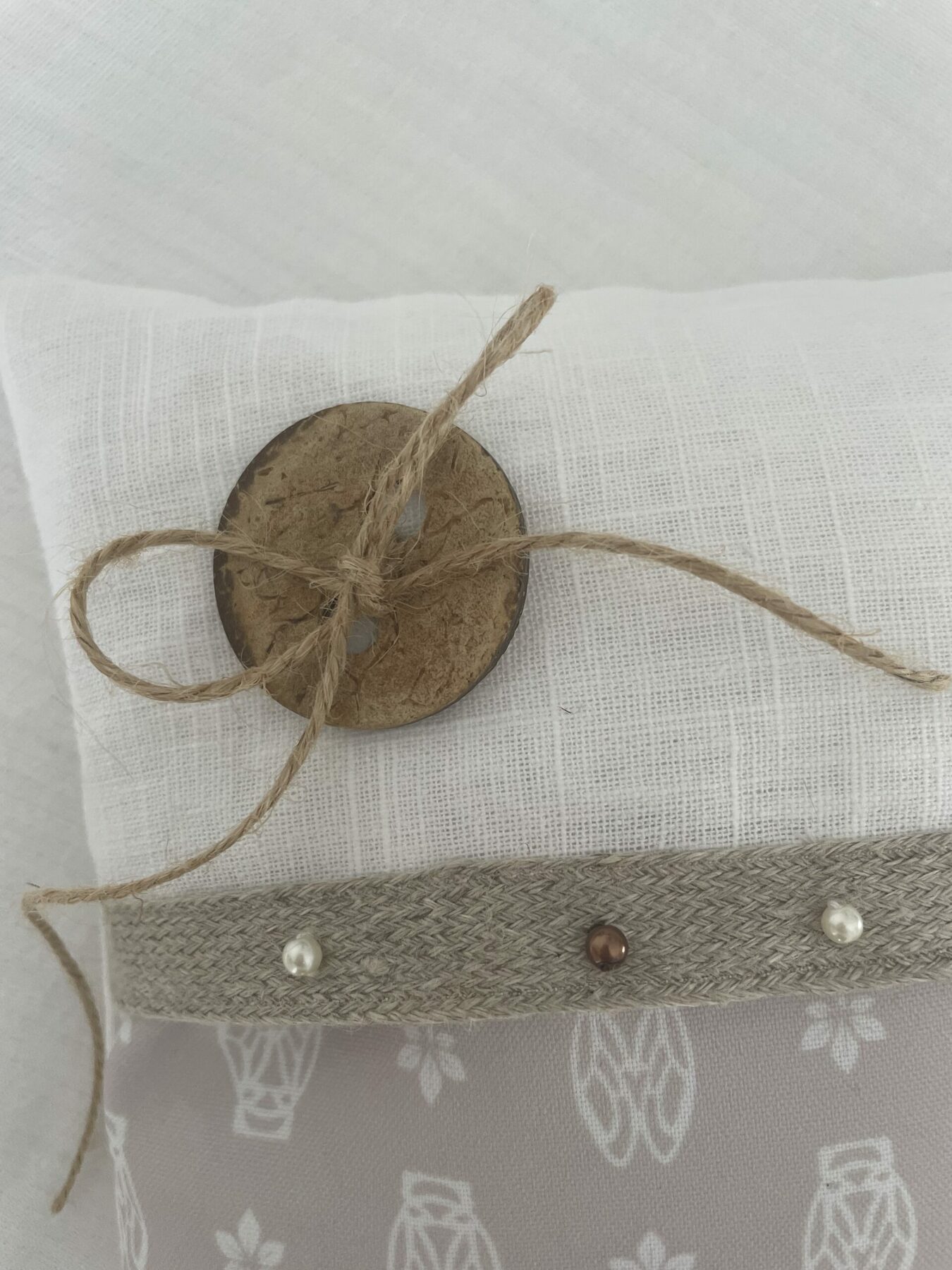 Coussin d'alliances Lin et Cigale Bouton bois – Image 2