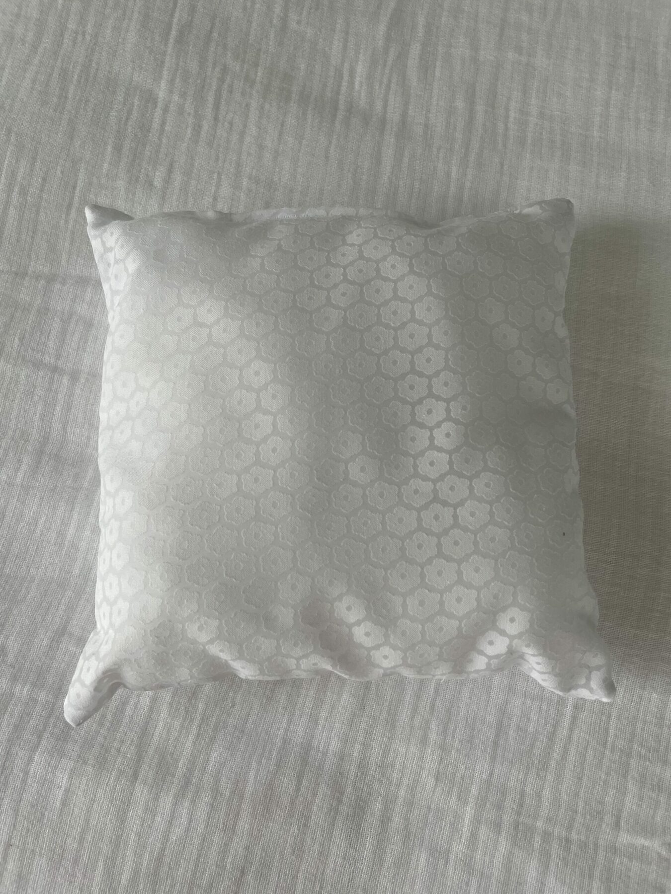 Coussin d'alliances Lin et Cigale Bouton bois – Image 4