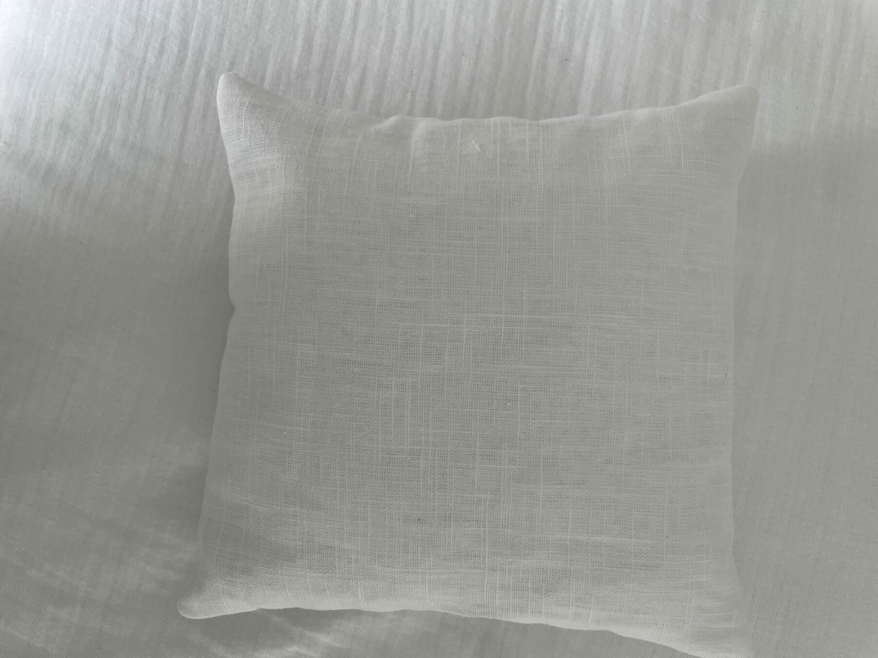 Coussin d'alliances Lin et Cigale Bouton bois – Image 3