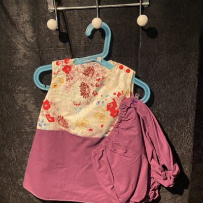 Robe réversible fleurs et violet 18 mois