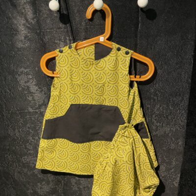 Robe réversible jaune et noir 18 mois