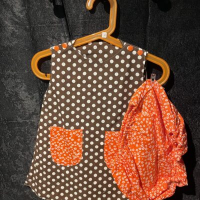 Robe réversible pois marron et fleurs oranges 18 mois