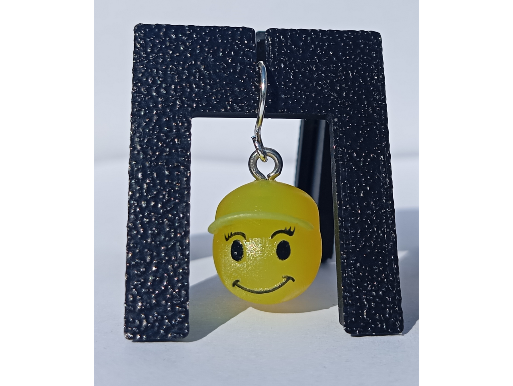 Boucles d'oreilles pendentifs émoji casquette