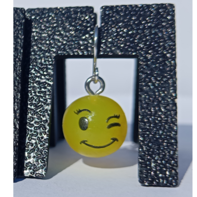 Boucles d'oreilles pendentifs émoji clin d’œil