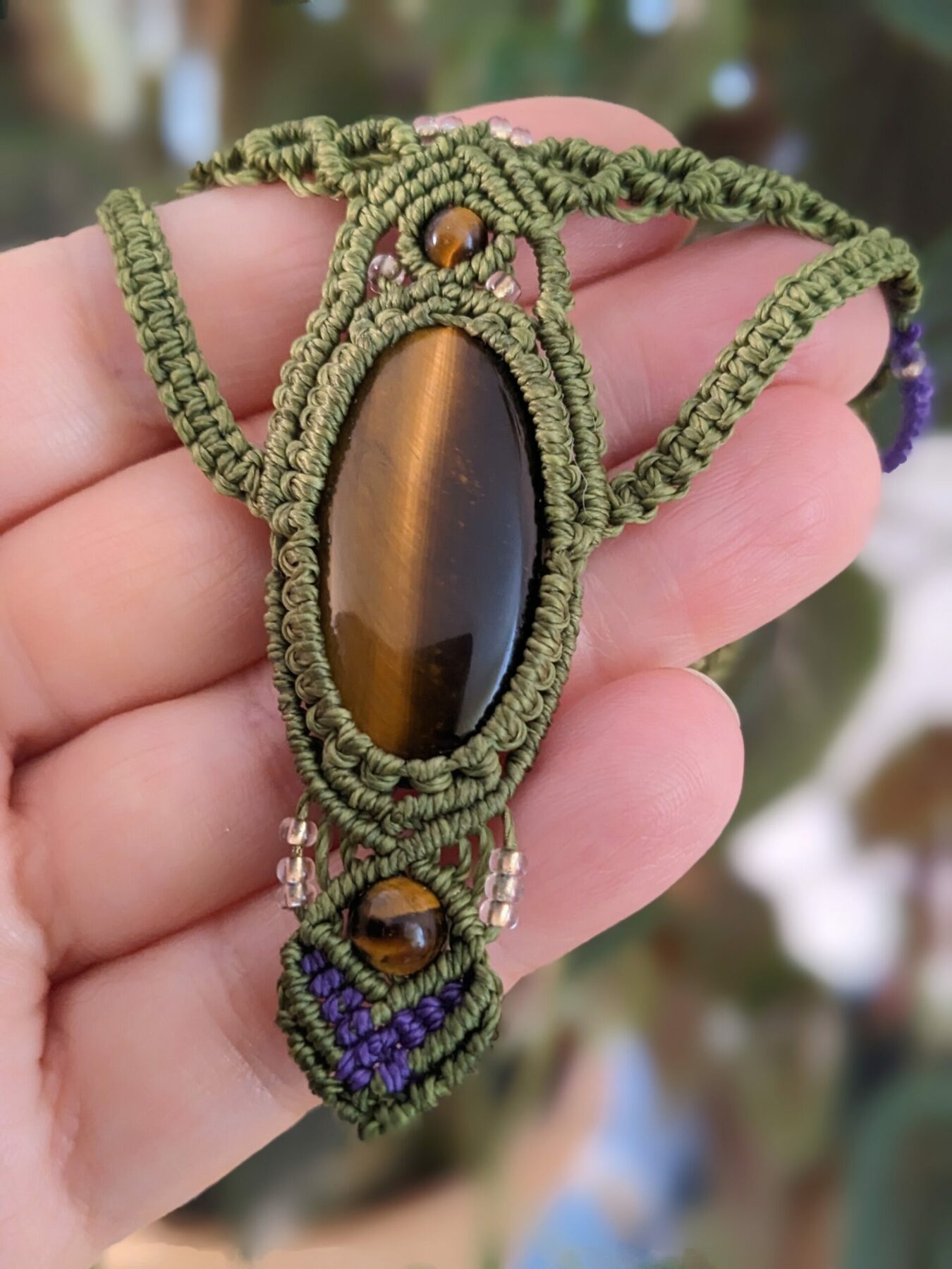 Collier Macramé Vert Olive Et Violet Avec Cabochon Et Perles En Pierre Fine, Œil De Tigre Et Améthyste / Lithothérapie – Image 2