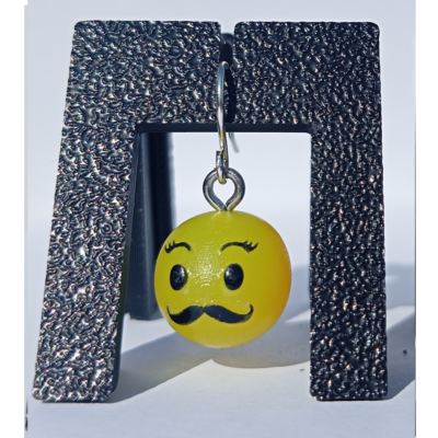 Boucles d'oreilles pendentifs émoji femme à moustache