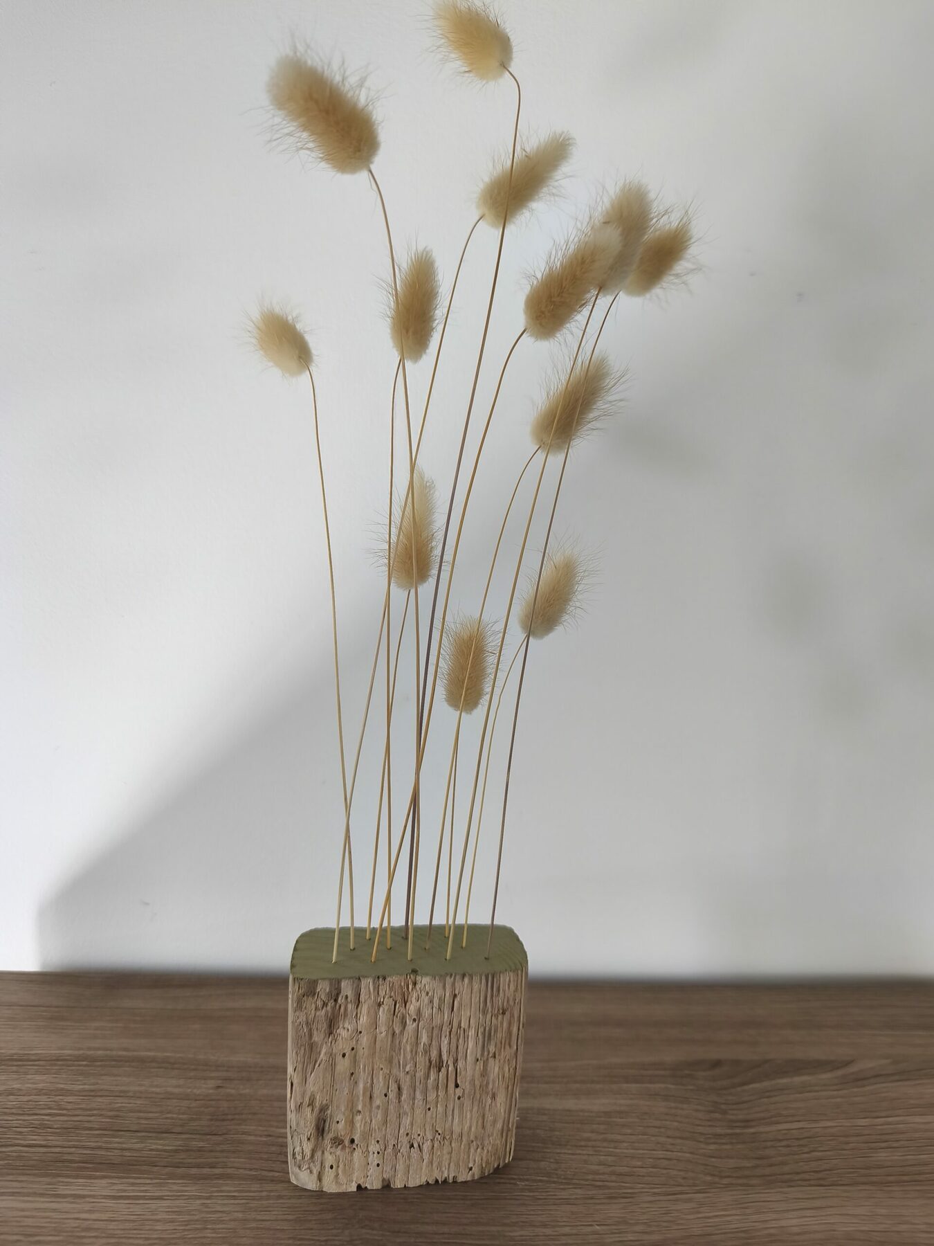 Déco fleurs séchées, Composition naturelle – Lagurus (queue de lapin) séché & bois flotté – Image 4