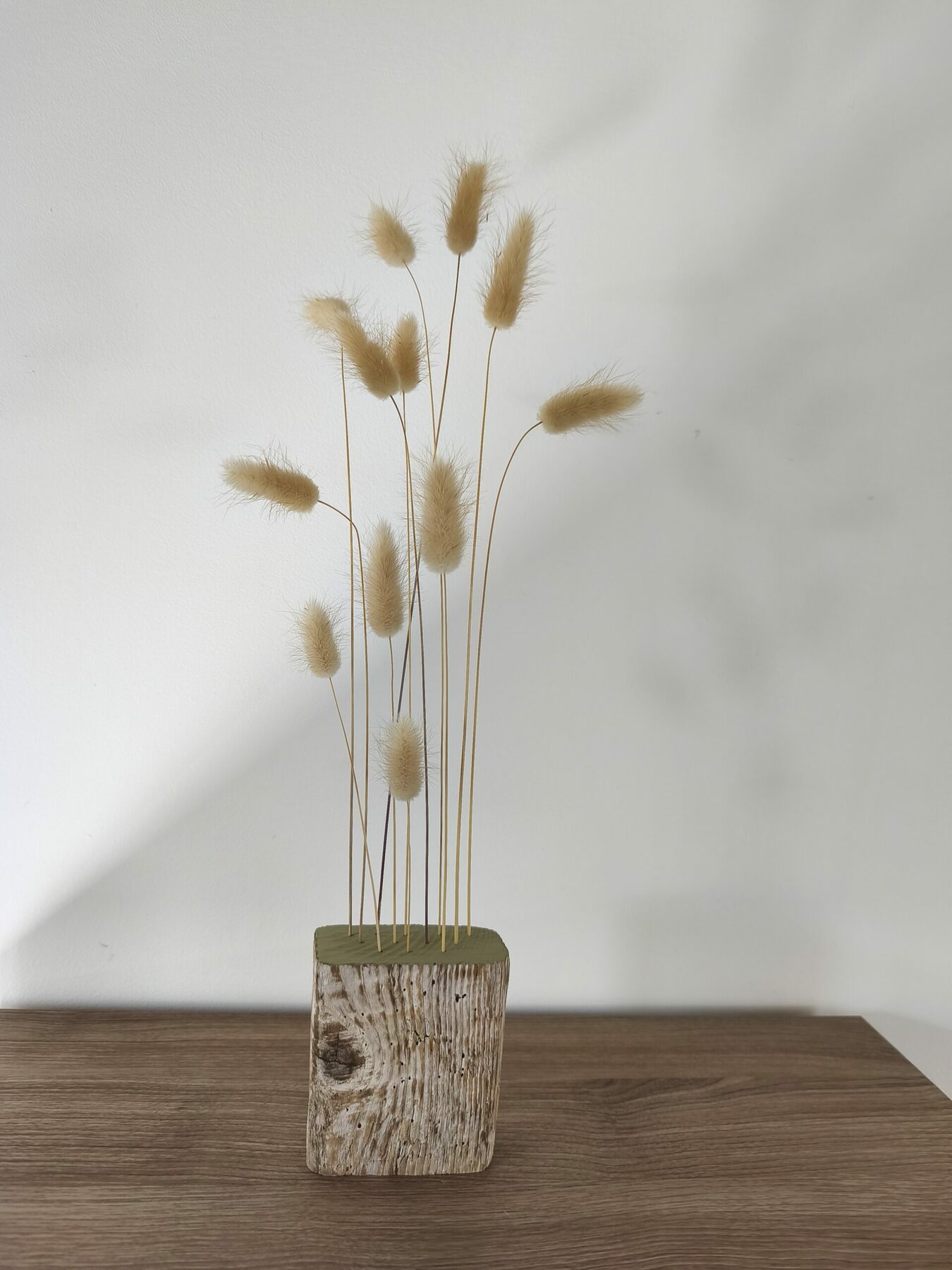 Déco fleurs séchées, Composition naturelle – Lagurus (queue de lapin) séché & bois flotté – Image 3