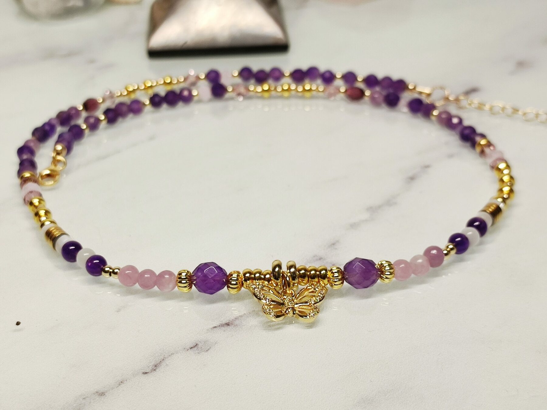 Collier en perles d' Améthystes, lépidolites et perles cristal en gold filled breloque papillon