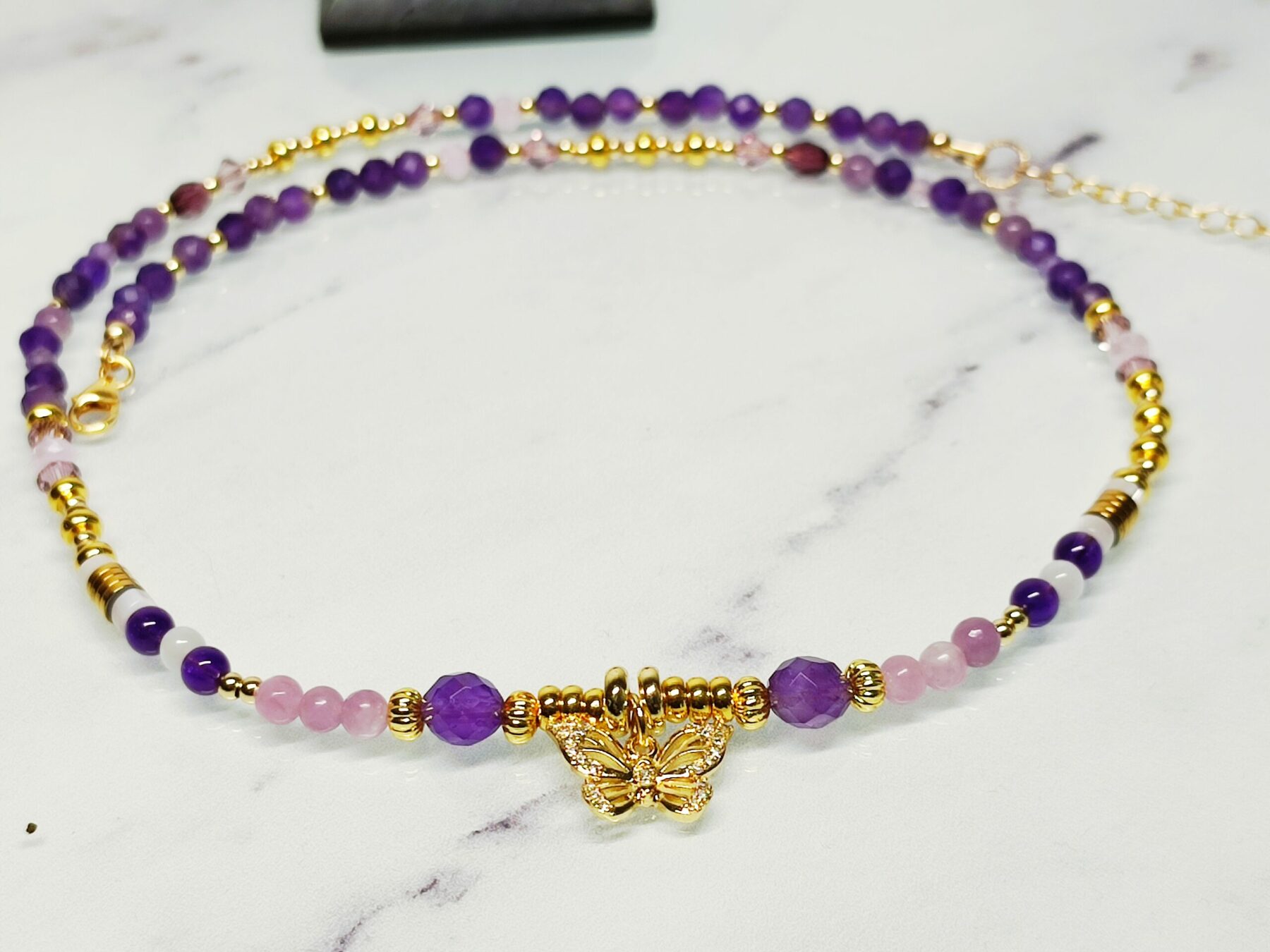 Collier en perles d' Améthystes, lépidolites et perles cristal en gold filled breloque papillon – Image 3