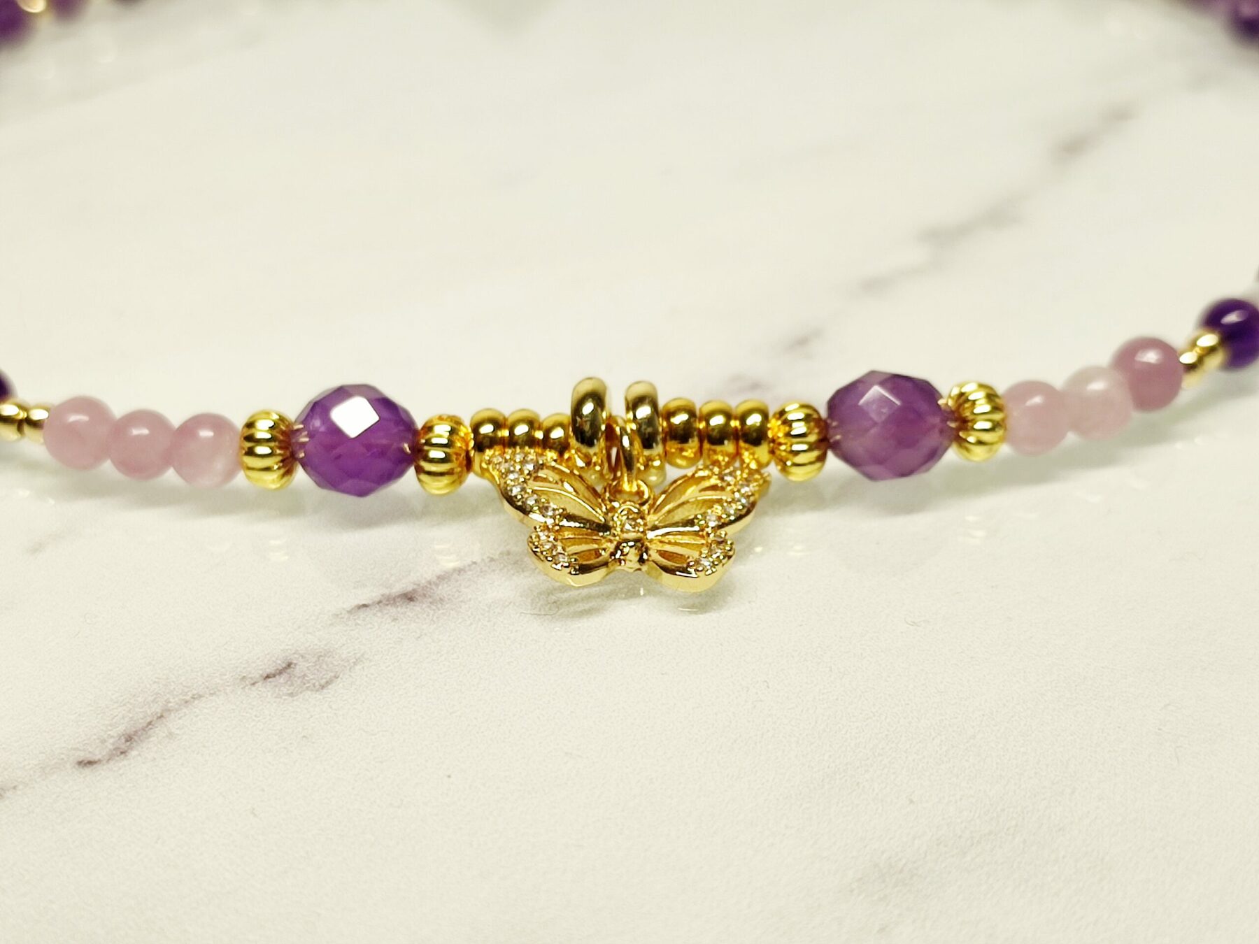 Collier en perles d' Améthystes, lépidolites et perles cristal en gold filled breloque papillon – Image 2