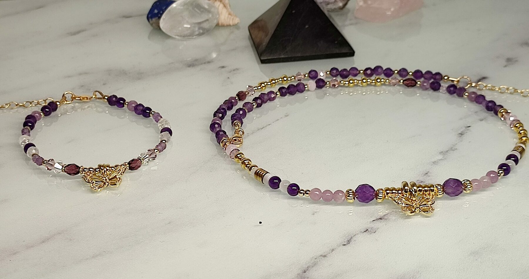 Collier en perles d' Améthystes, lépidolites et perles cristal en gold filled breloque papillon – Image 5