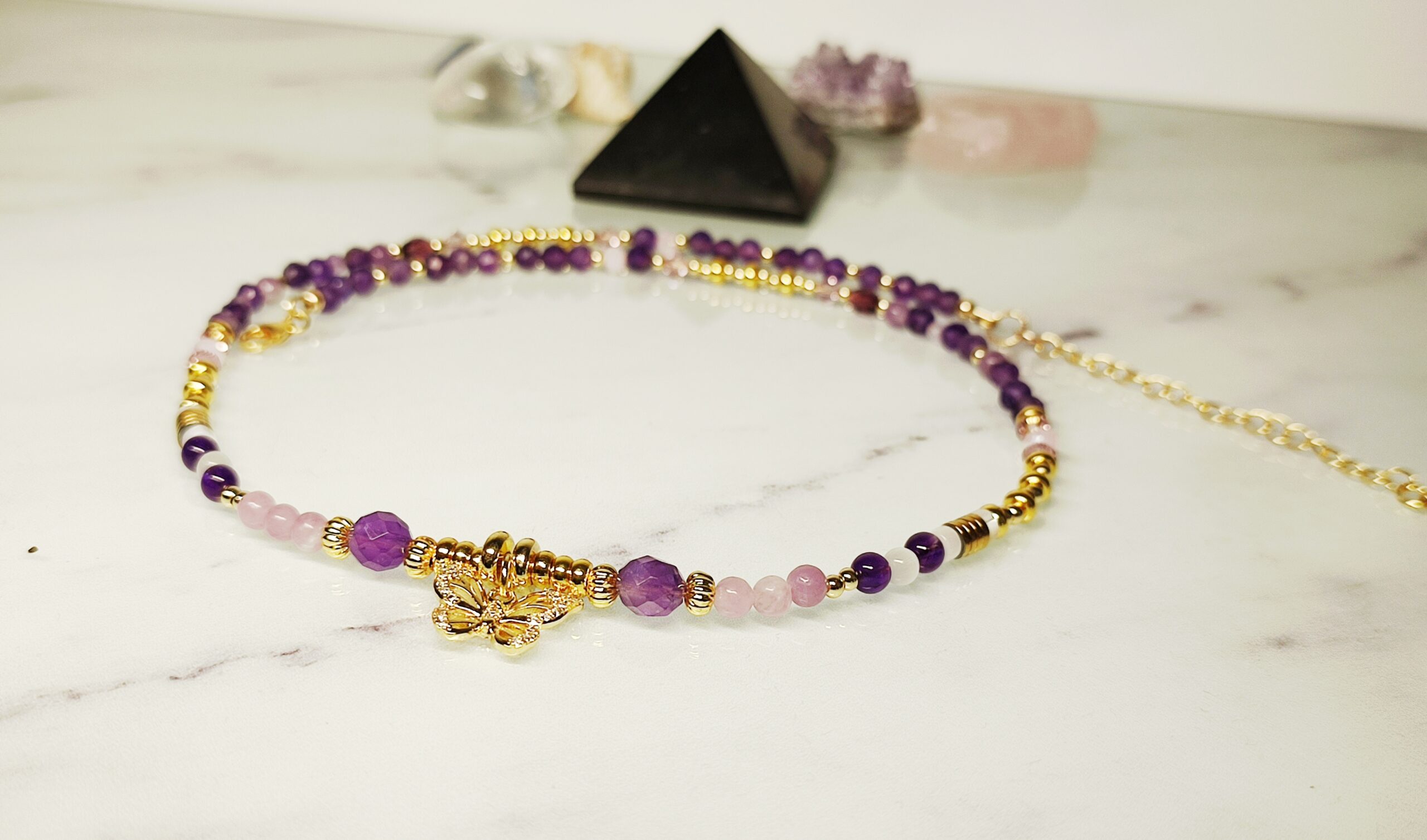 Collier en perles d' Améthystes, lépidolites et perles cristal en gold filled breloque papillon – Image 4