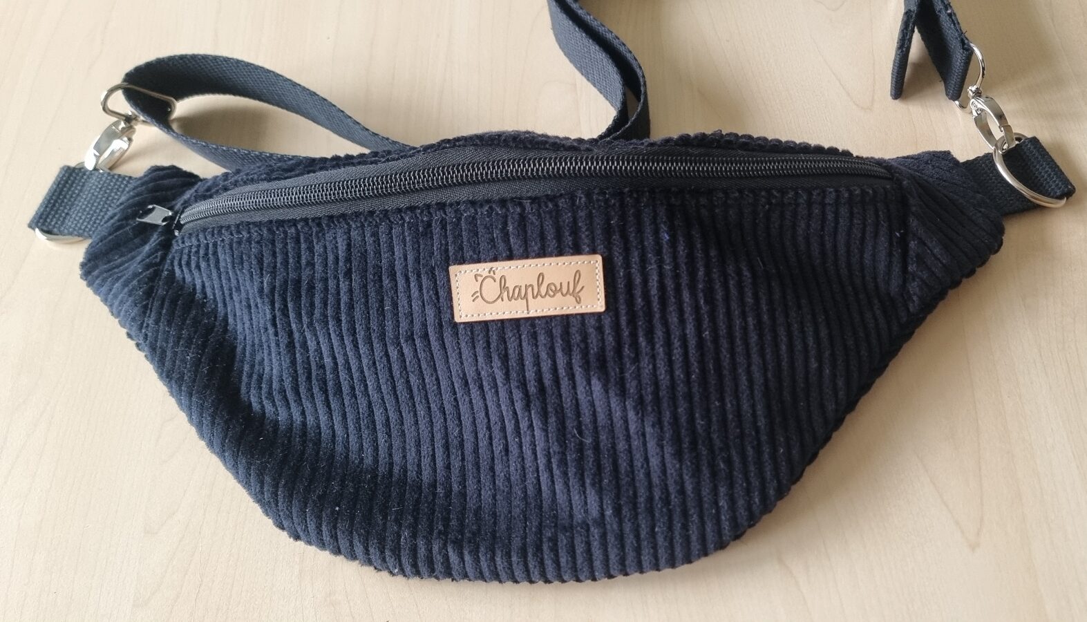 Sac banane velours côtelé noir simple ou pailleté. Modèles uniques, tissus originaux, fabrication artisanale dans mon atelier gersois. – Image 7