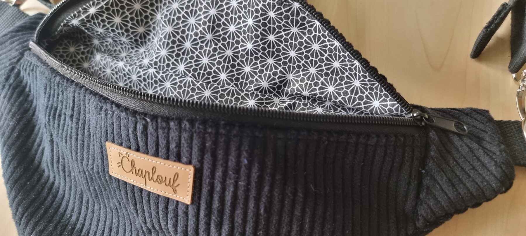 Sac banane velours côtelé noir simple ou pailleté. Modèles uniques, tissus originaux, fabrication artisanale dans mon atelier gersois. – Image 6