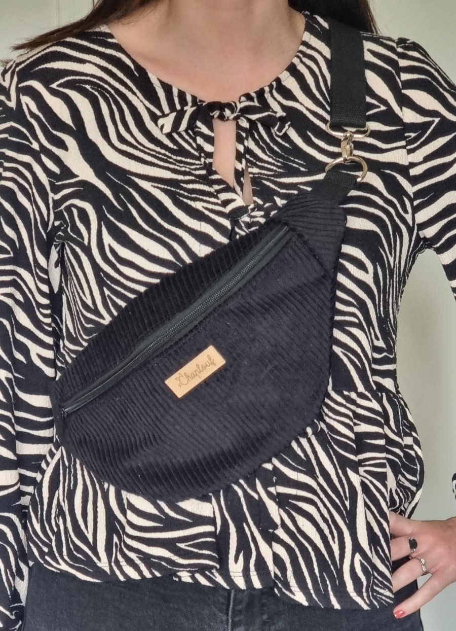 Sac banane velours côtelé noir simple ou pailleté. Modèles uniques, tissus originaux, fabrication artisanale dans mon atelier gersois.
