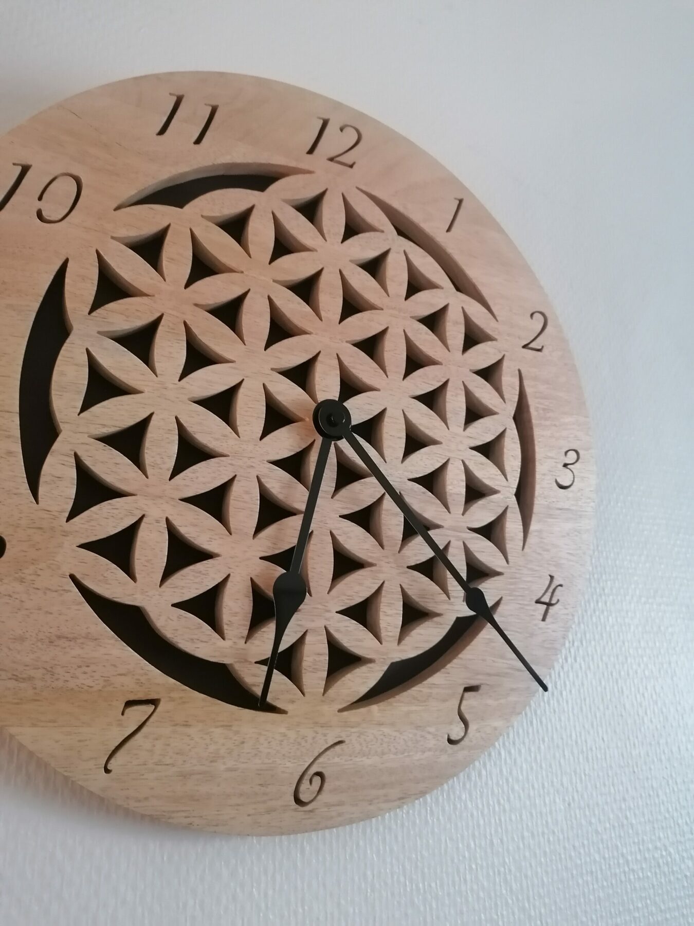 Horloge murale sur fleur de vie en bois massif, fait mains, pour sublimer votre intérieur dans un environnement naturel, serein et unique – Image 6