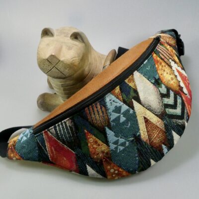 sac banane avec motifs de montagnes stylisées multicolores