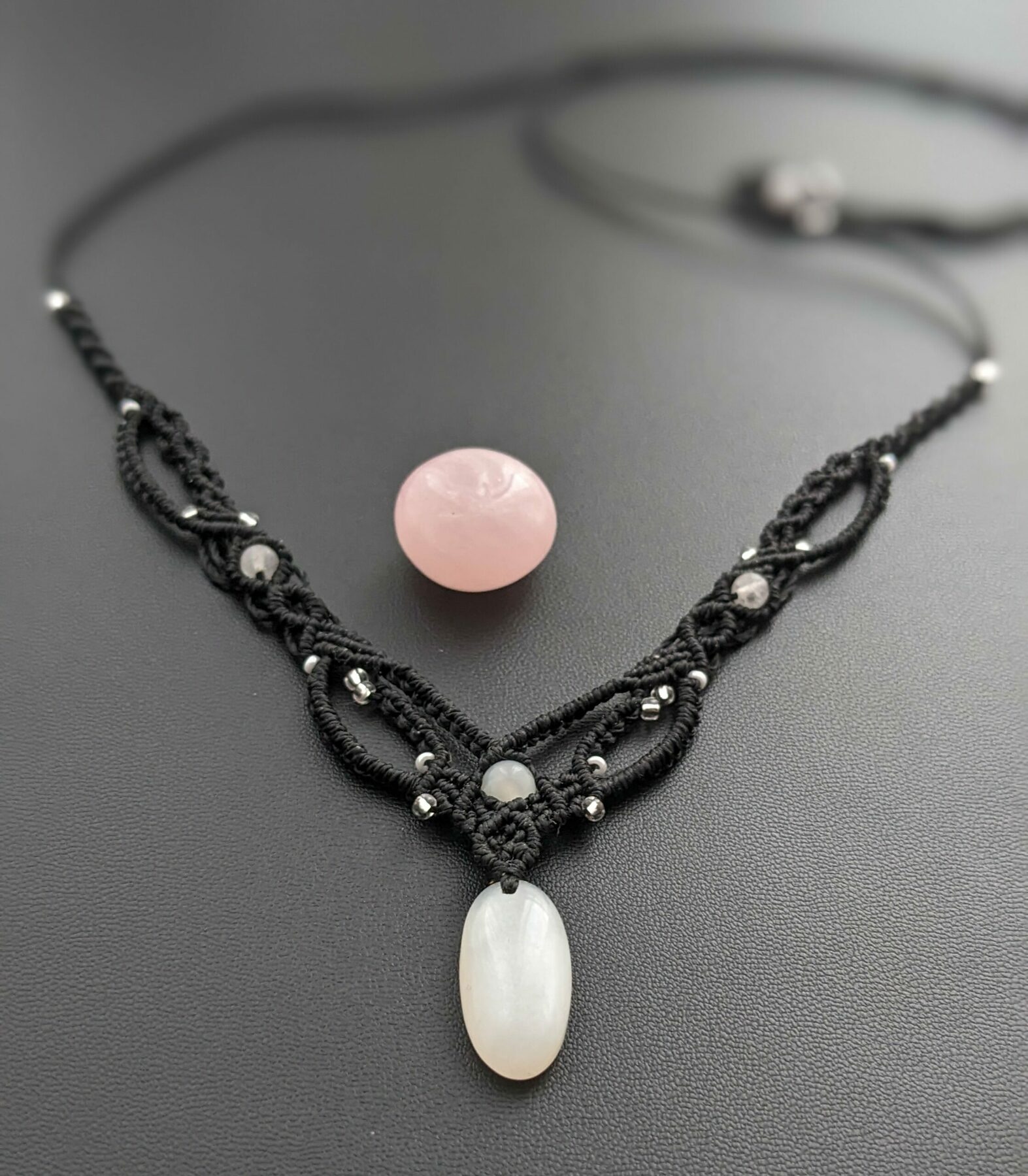 Collier Macramé Noir Pierre De Lune .Bijou Unique .Lithothérapie