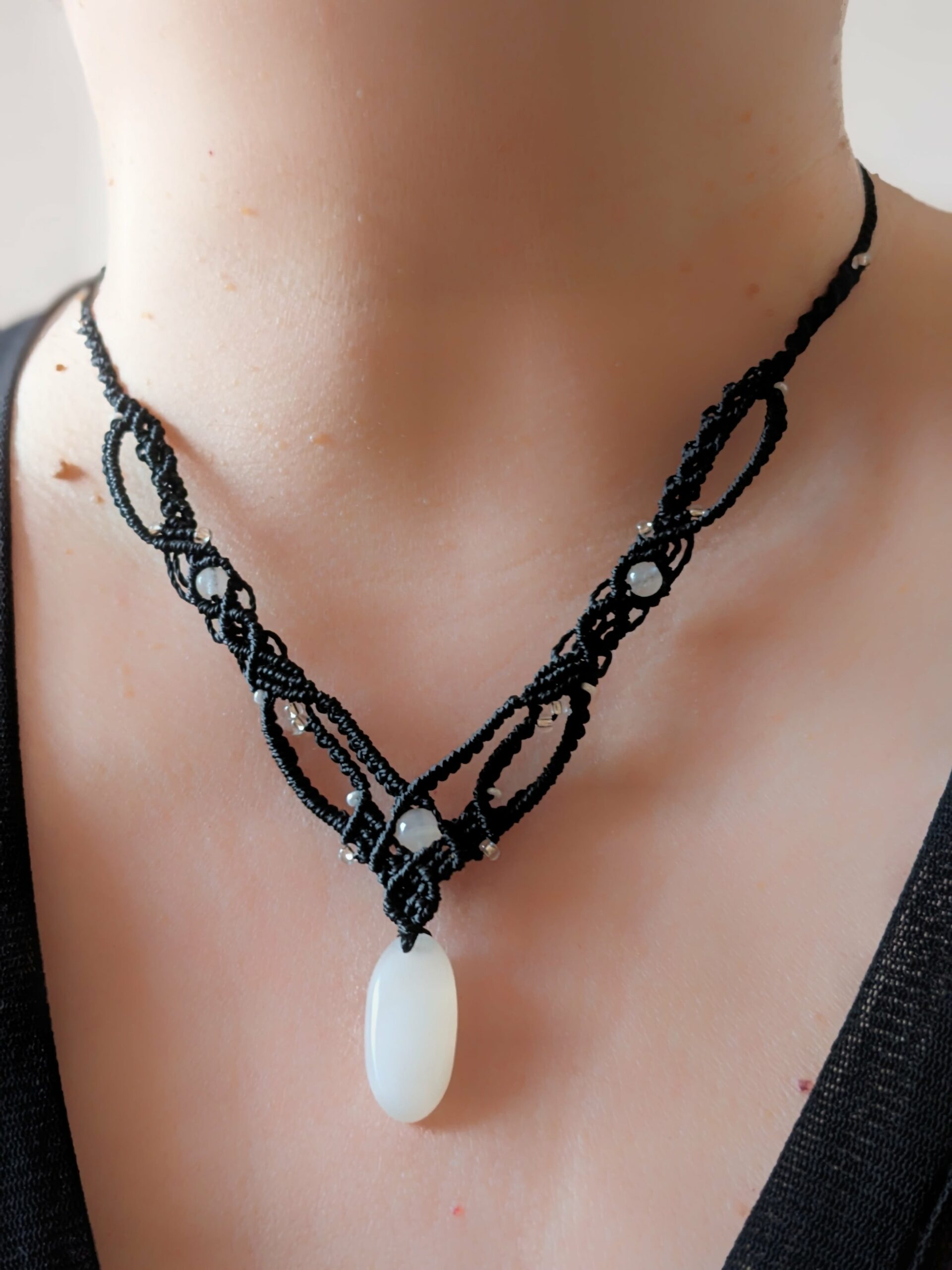 Collier Macramé Noir Pierre De Lune .Bijou Unique .Lithothérapie – Image 4