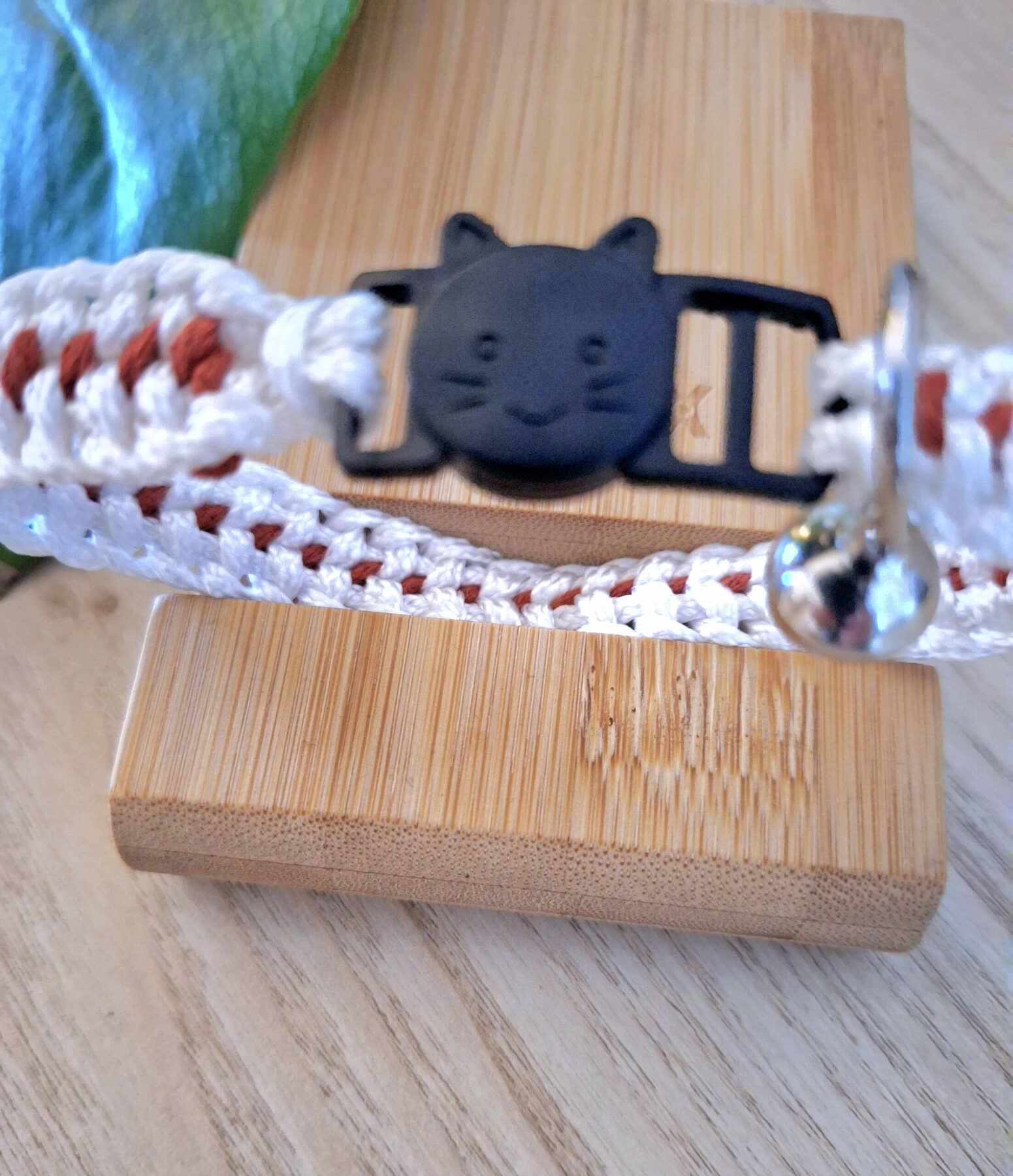 collier chat blanc terracotta