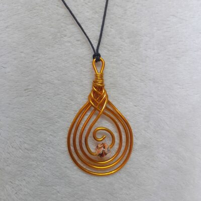 petit pendentif goutte dorée