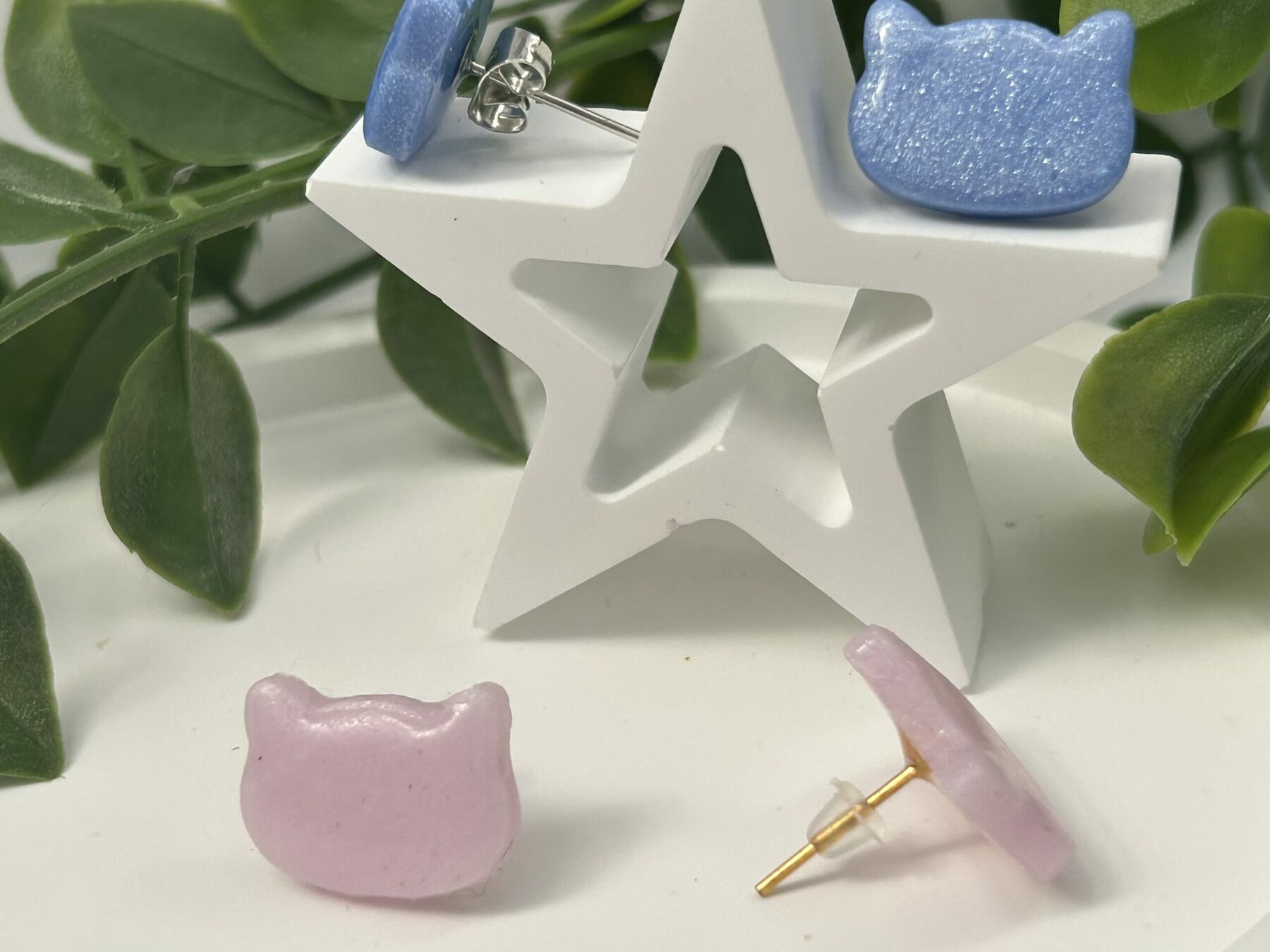 Boucles d’oreilles chat rose et bleu paillettes – Image 2