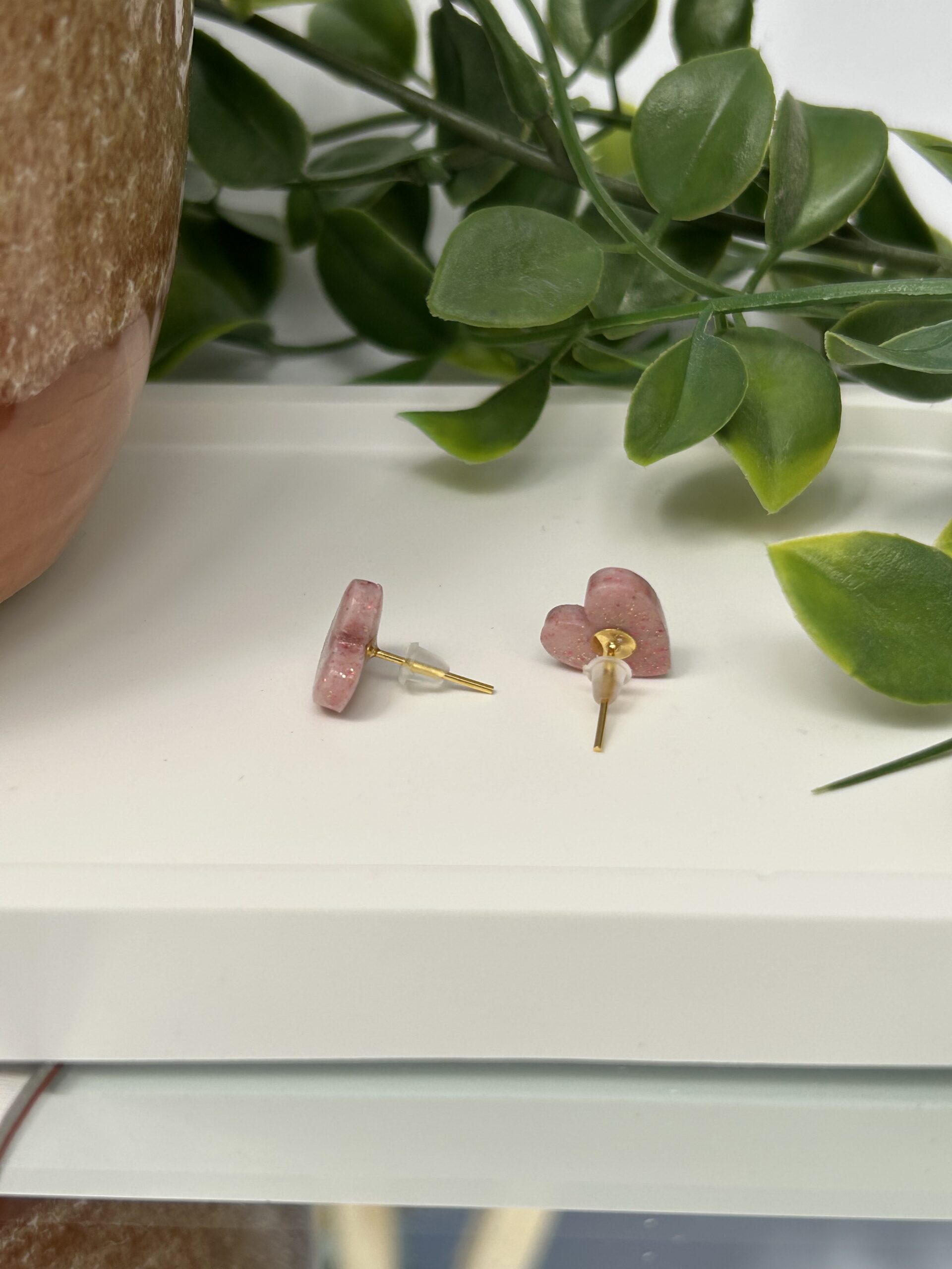 Boucles d’oreilles « Mon petit cœur » en pâte polymère rose pailleté – Image 2