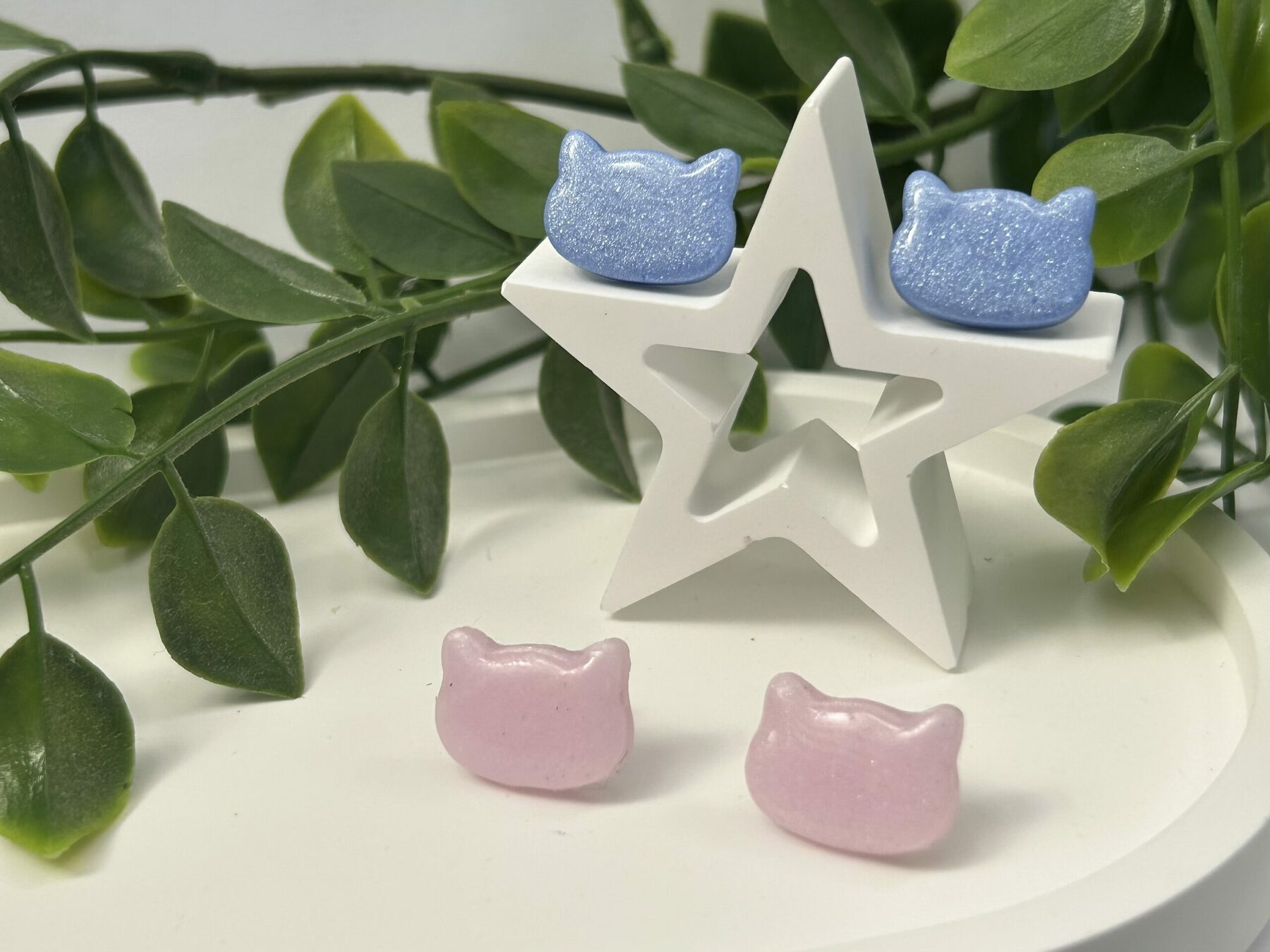 Boucles d’oreilles chat rose et bleu paillettes