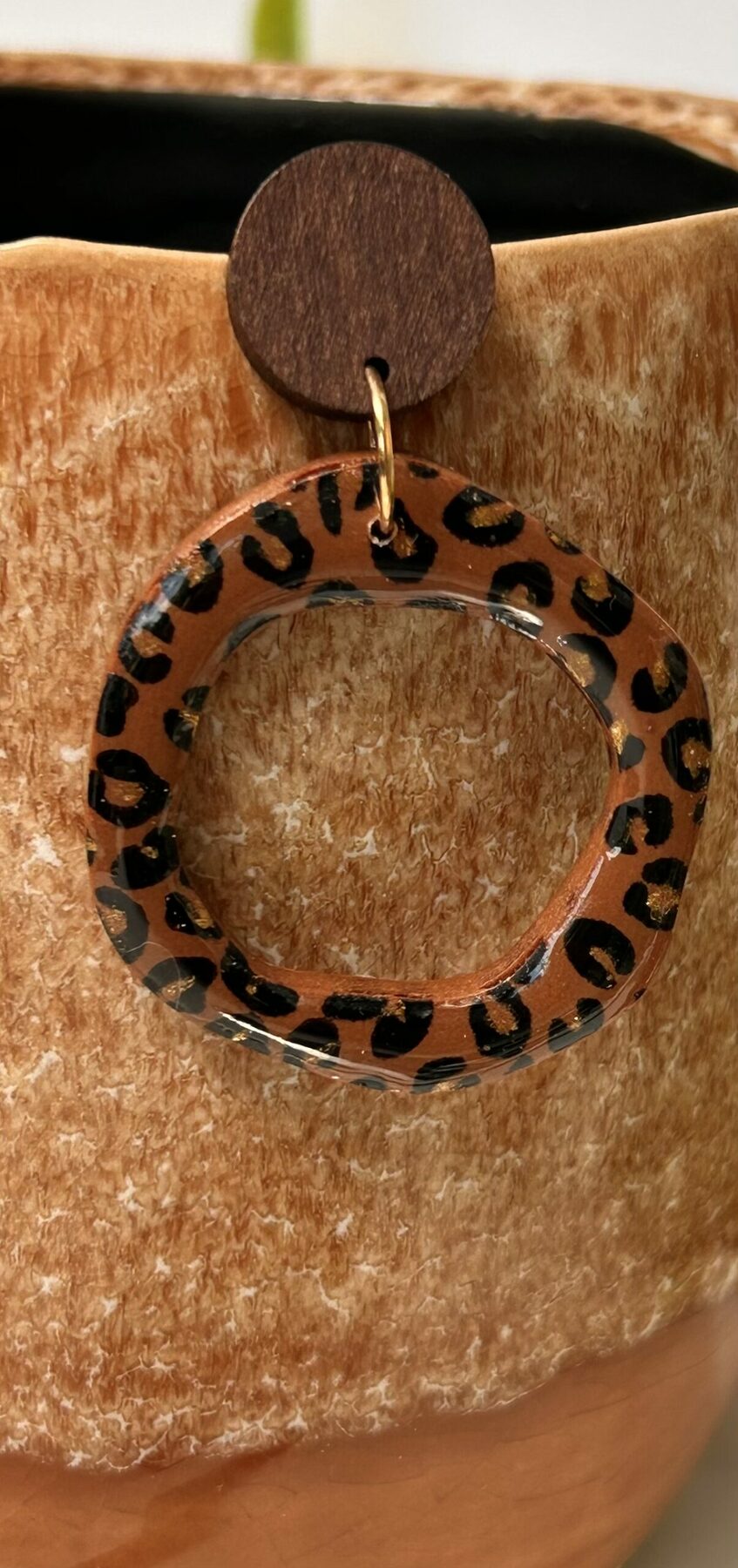 Boucles d’oreilles rondes pâte polymère « Les sauvages » léopard marron – Image 2