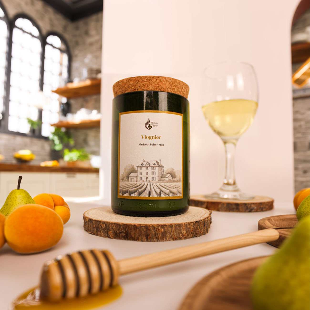 Bougie parfumée artisanale faite main Viognier entourée de fruits frais et de miel, en cuisine.